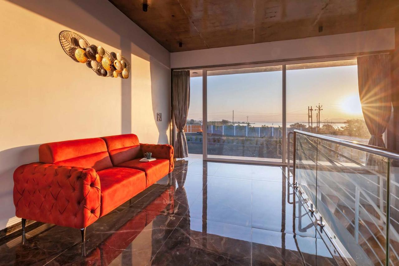 Stayvista'S Bellisimo Panorama - Lakeside Oasis With Infinity Pool, Modern Interiors, Open-To-Sky Bathtub, And Lush Green Lawn Нашик Екстер'єр фото